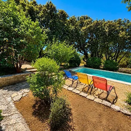 Standing Day Piscine En Provence Gardoise